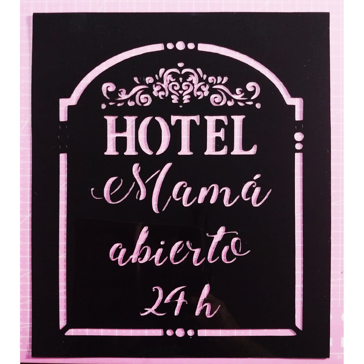 Stencil texto "Hotel mamá abierto 24 horas" 20x25 cms (S162)