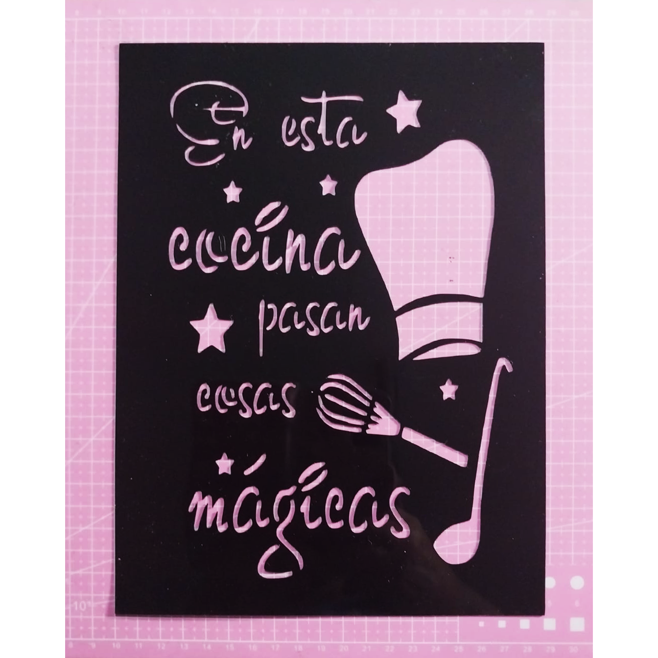 Stencil texto "En esta cocina pasan cosas mágicas" 17,5x22,5 cms (S169)