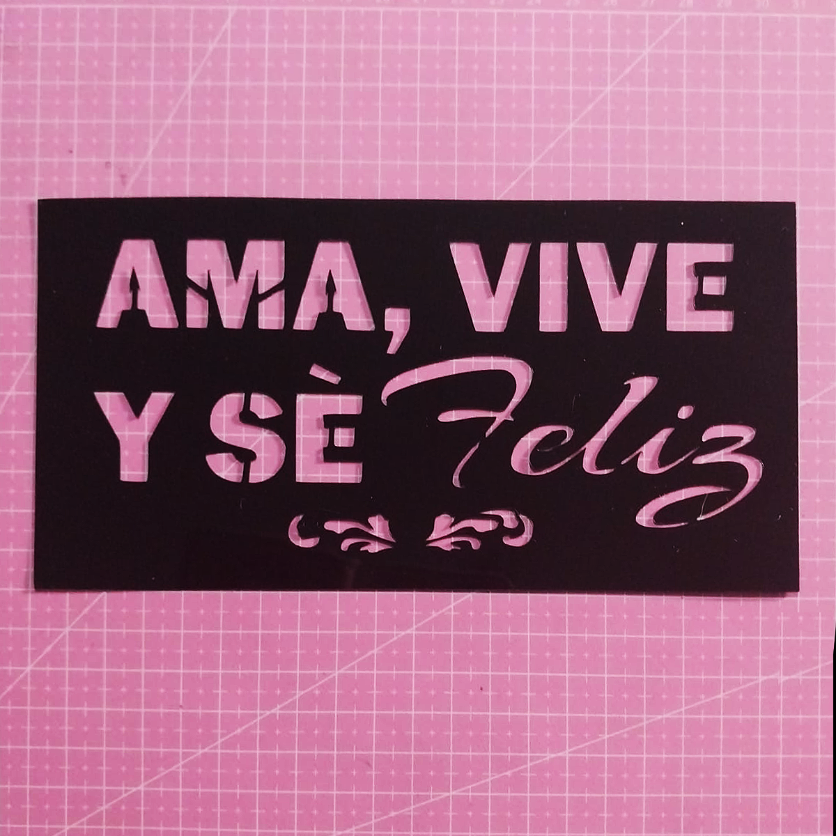 Stencil texto "Ama, vive y sé feliz" 20x10 cms (S154)