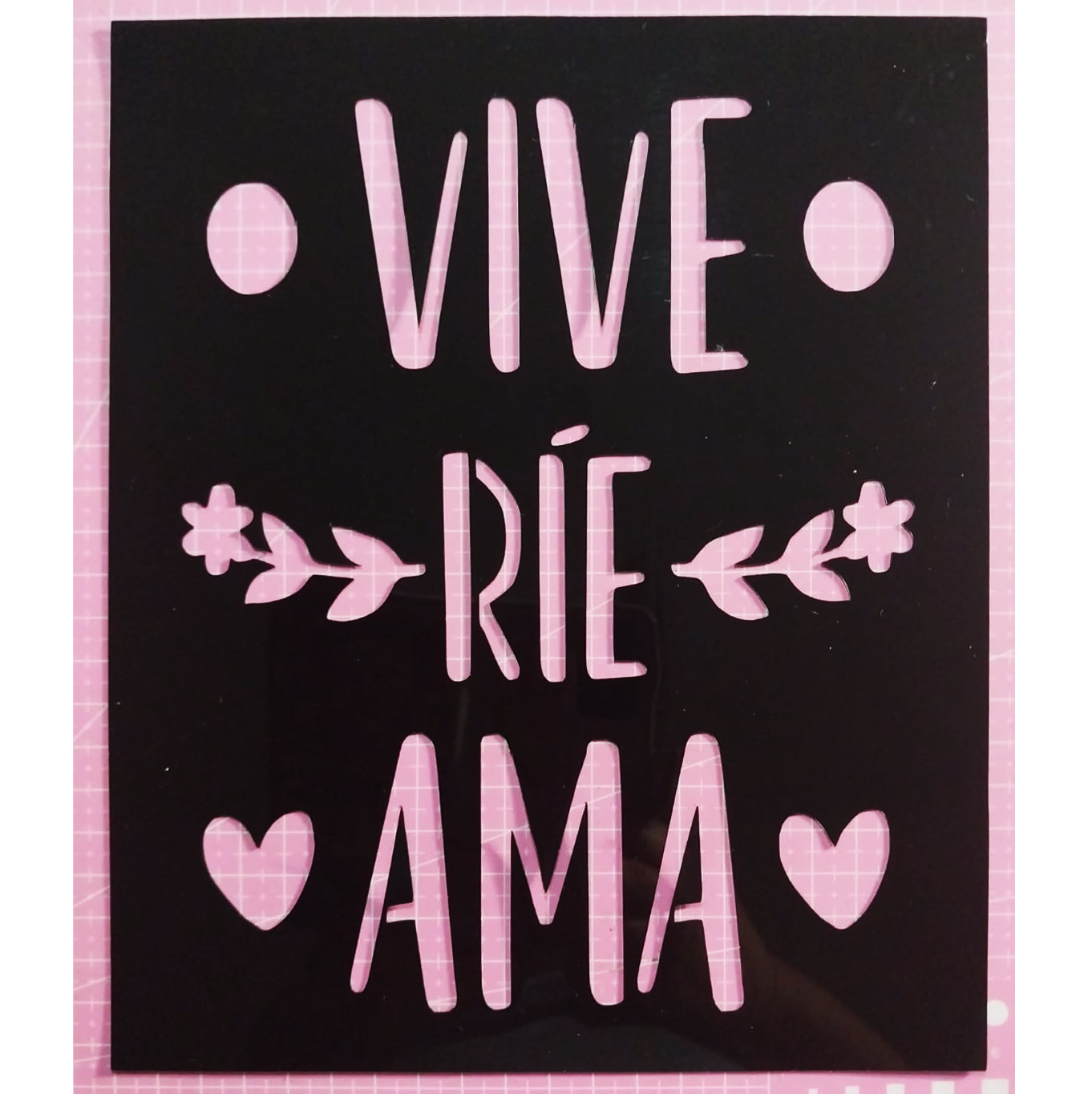 Stencil texto "Vive, ríe, ama" 20x24 cms (S157)